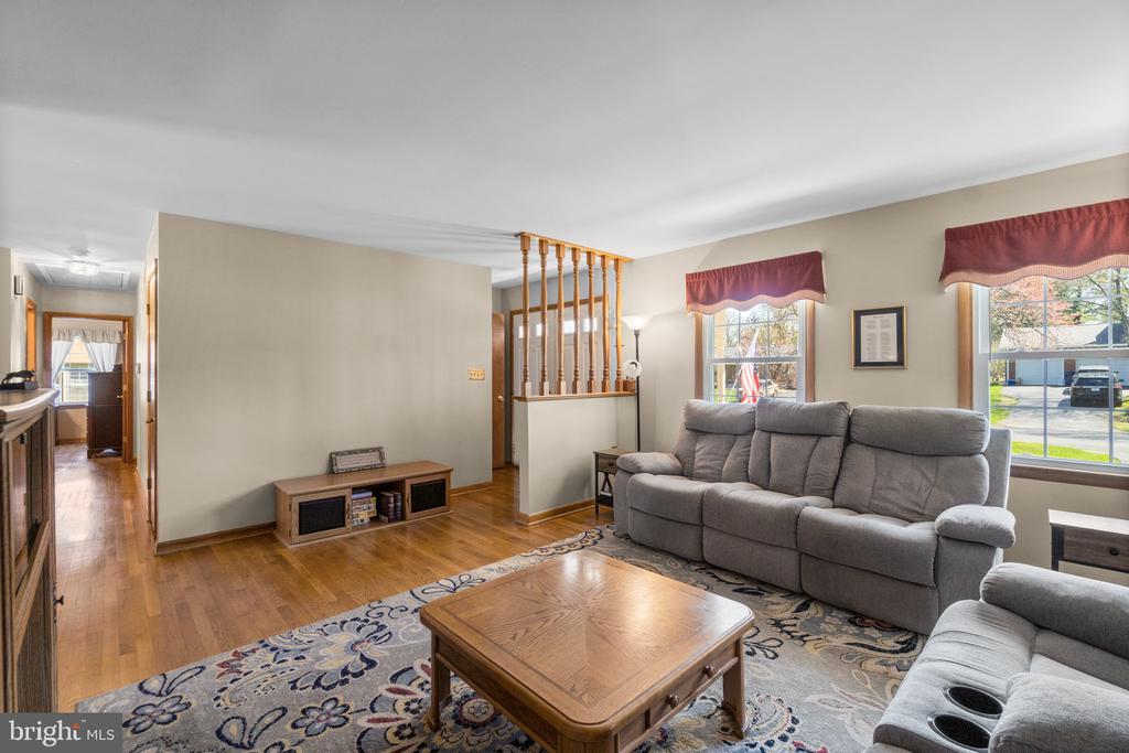 8008 Meadowview Dr