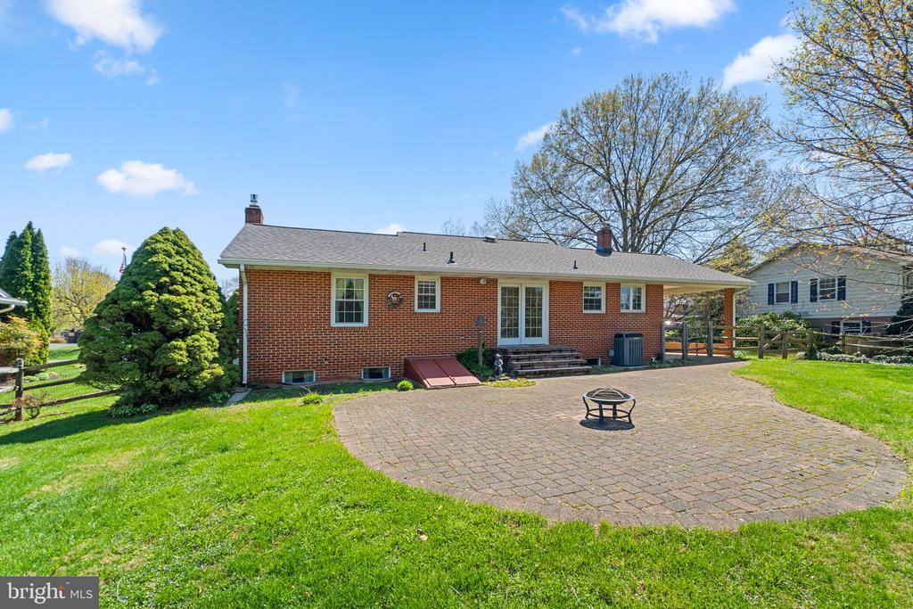 8008 Meadowview Dr