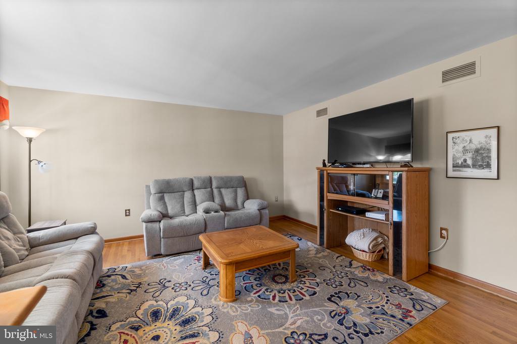8008 Meadowview Dr