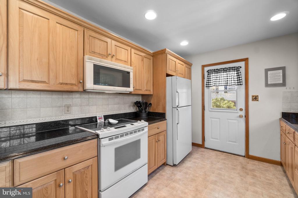 8008 Meadowview Dr