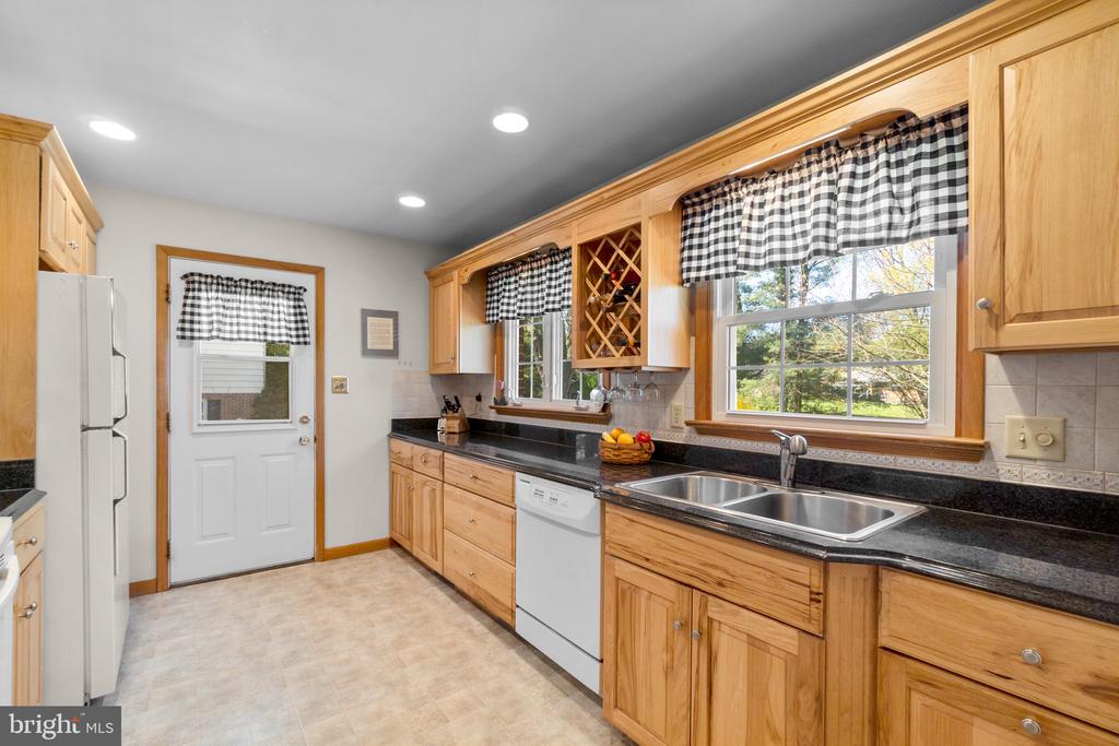 8008 Meadowview Dr
