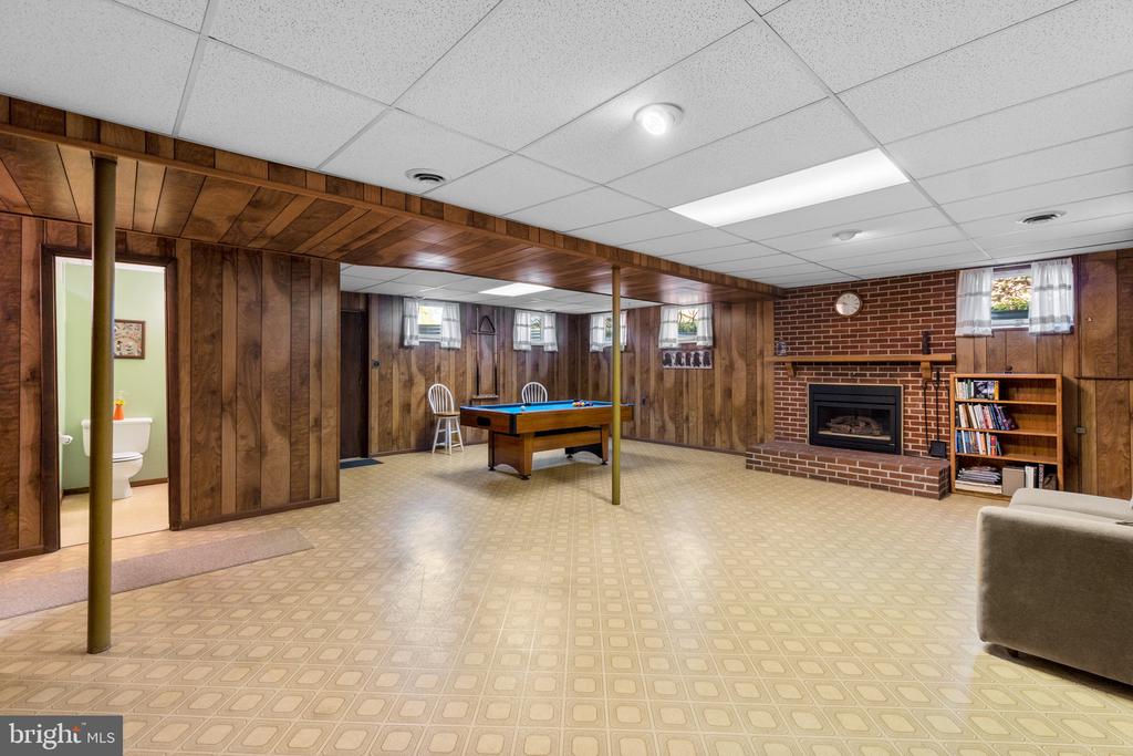 8008 Meadowview Dr