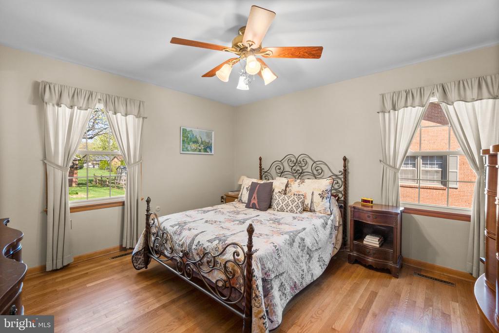 8008 Meadowview Dr