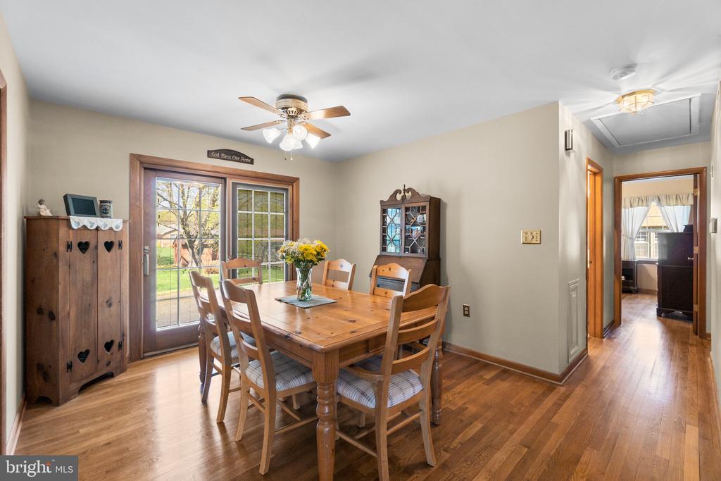 8008 Meadowview Dr