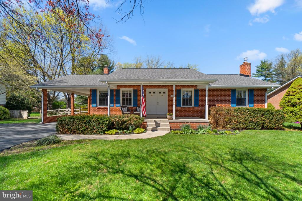 8008 Meadowview Dr