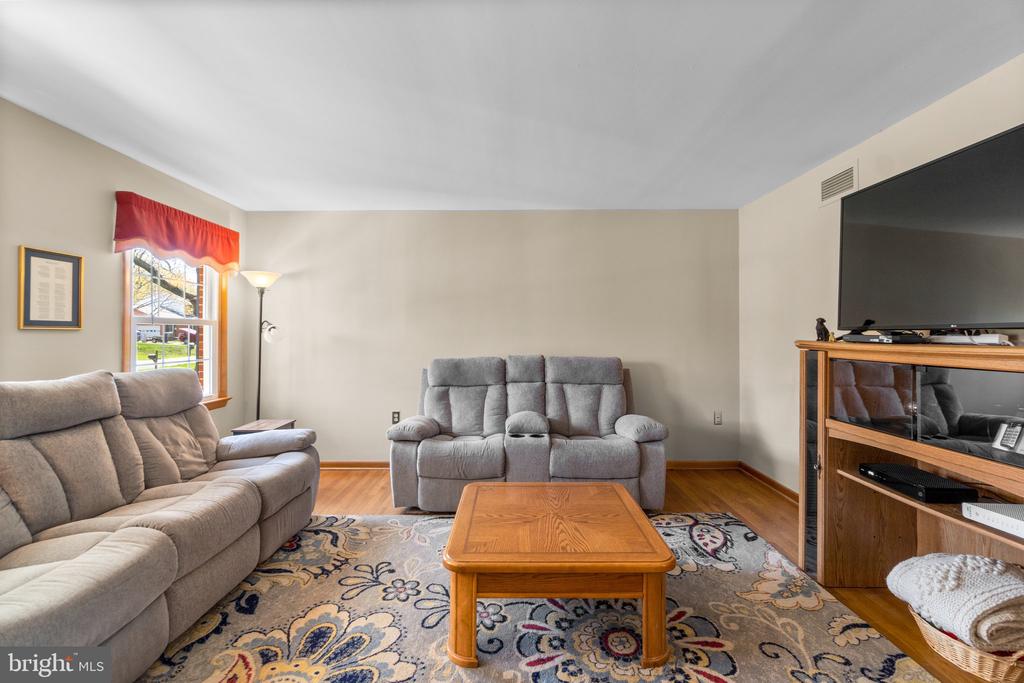 8008 Meadowview Dr