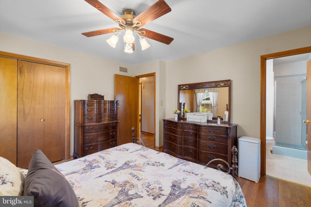 8008 Meadowview Dr