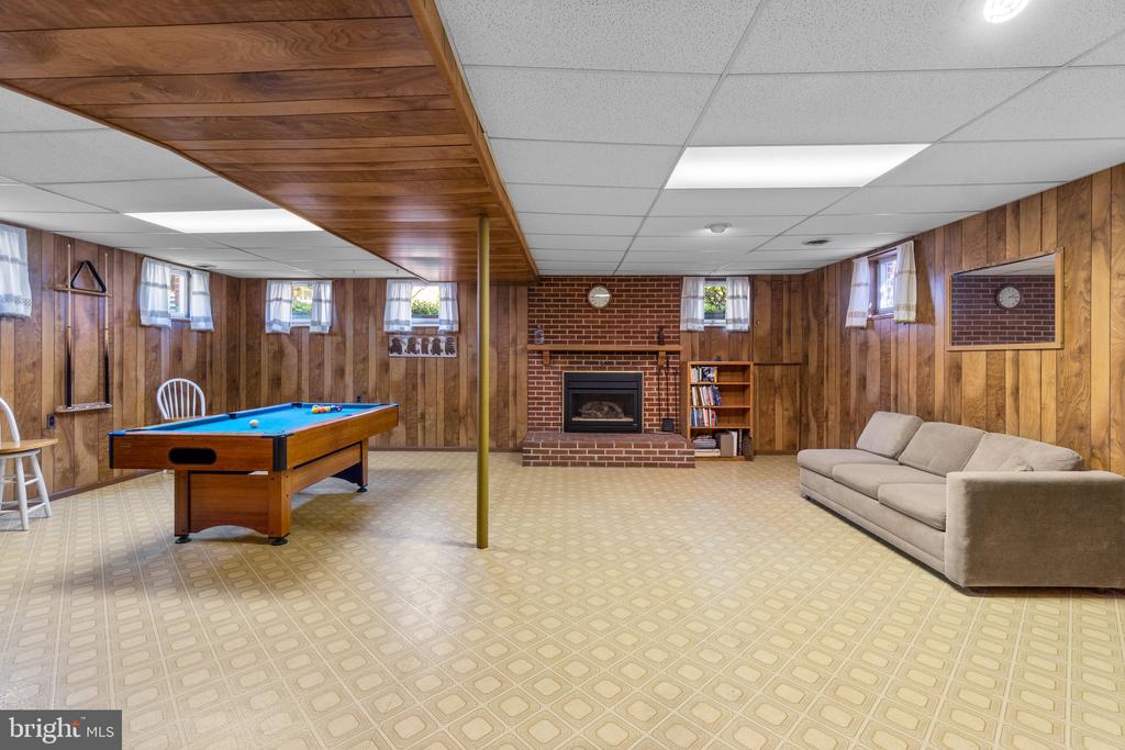 8008 Meadowview Dr