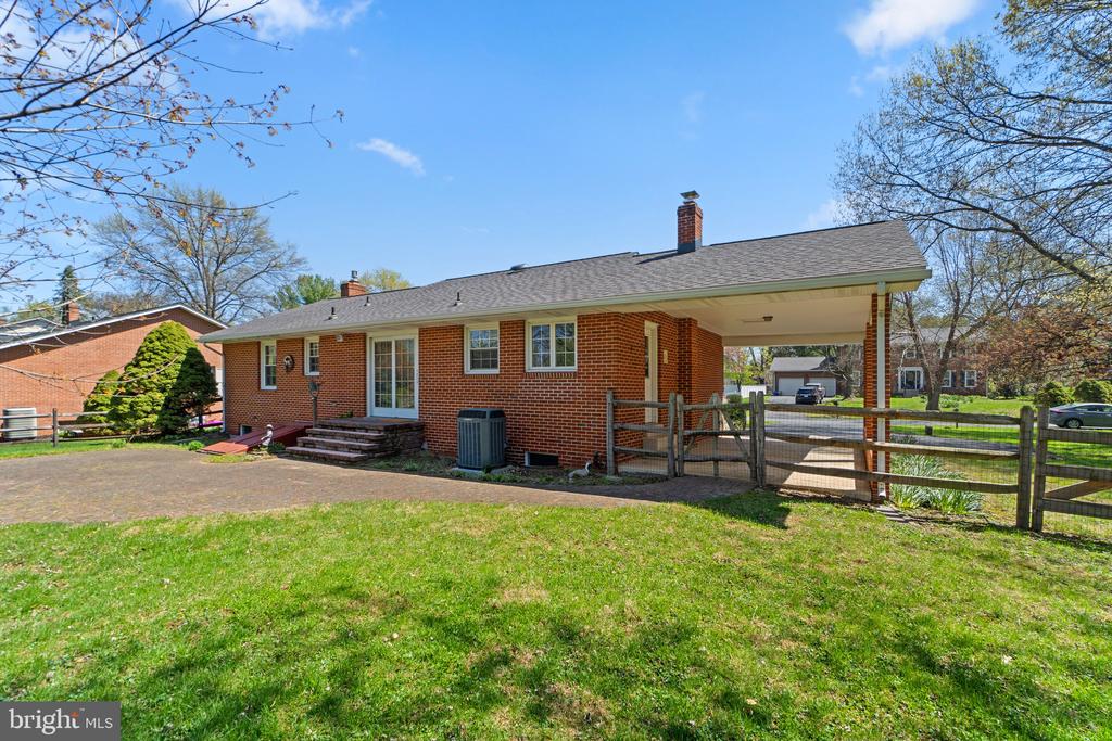 8008 Meadowview Dr