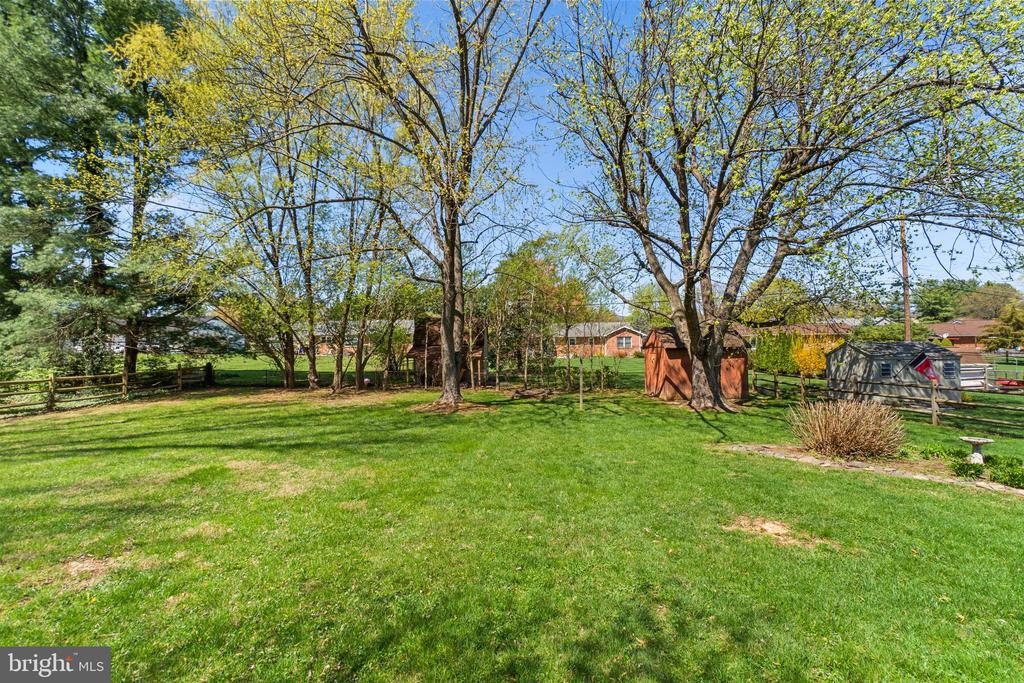 8008 Meadowview Dr