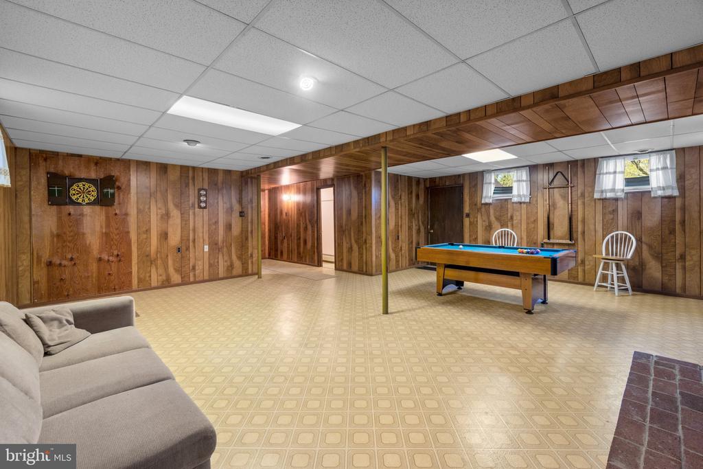 8008 Meadowview Dr