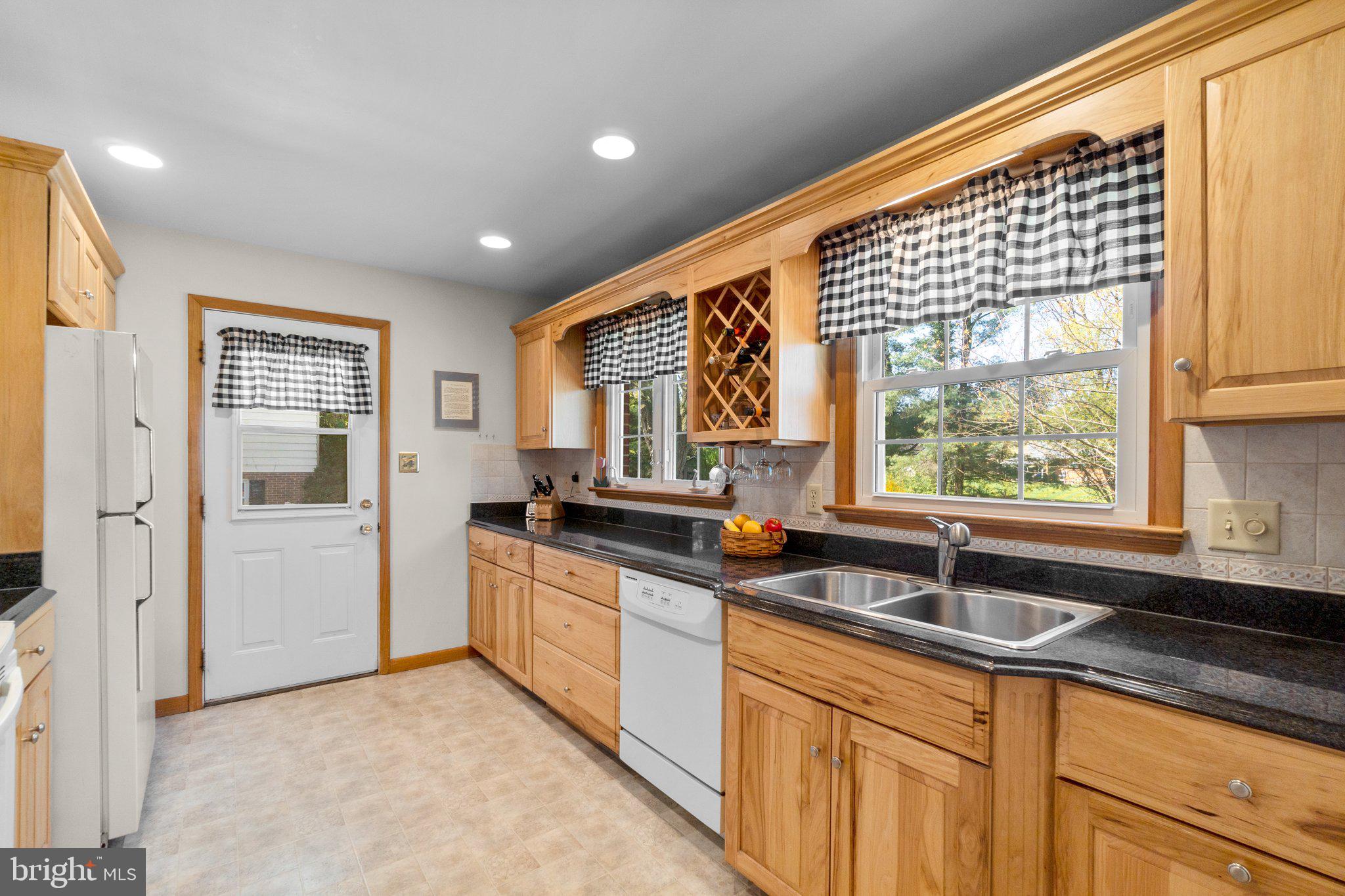 8008 Meadowview Dr