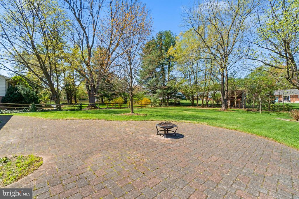 8008 Meadowview Dr