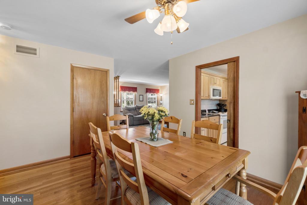 8008 Meadowview Dr