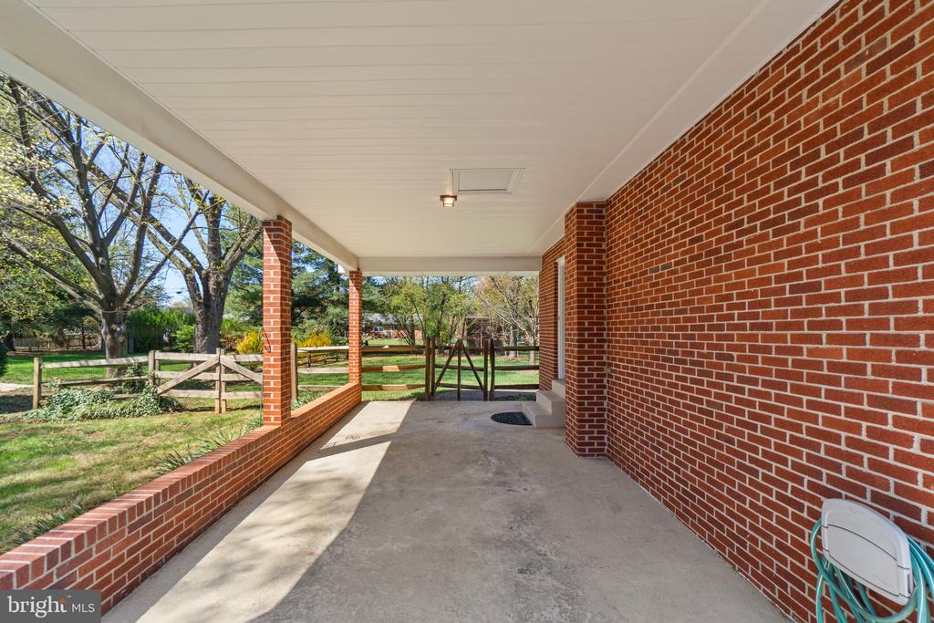 8008 Meadowview Dr