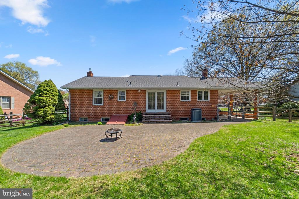 8008 Meadowview Dr