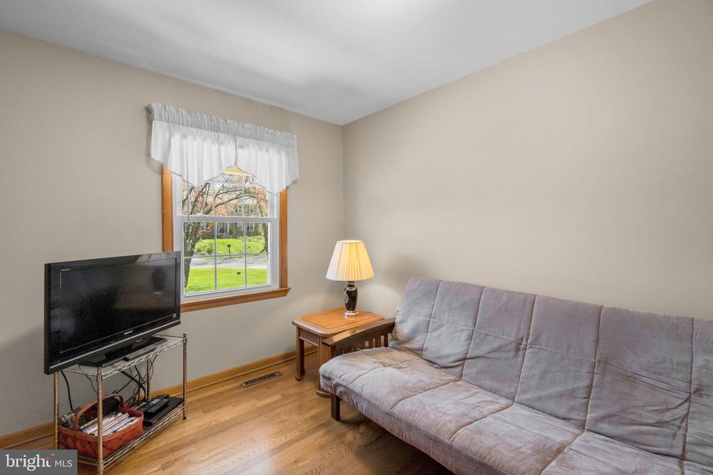 8008 Meadowview Dr