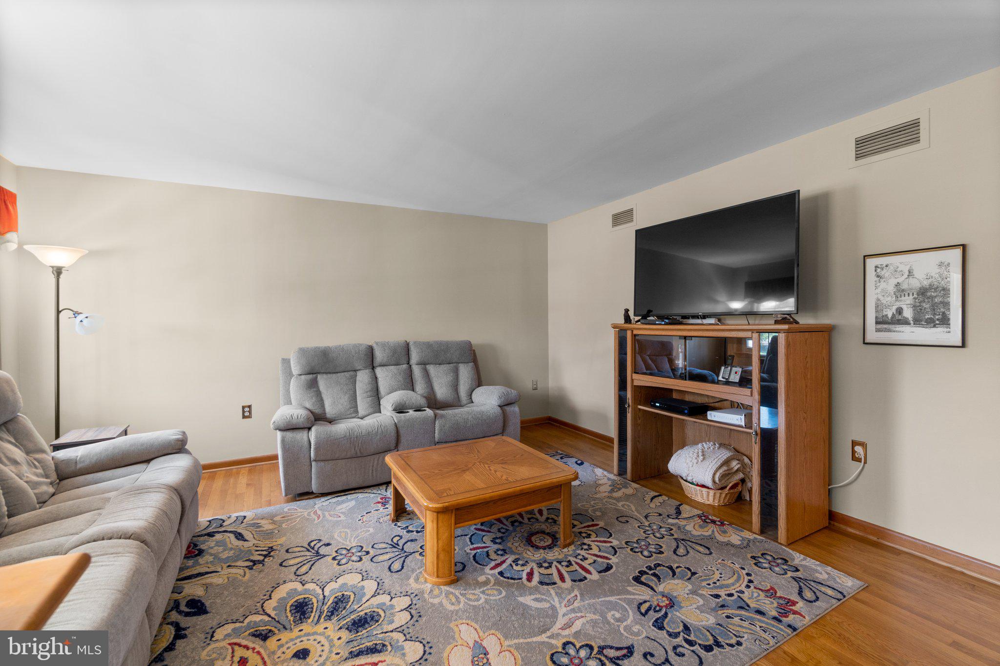 8008 Meadowview Dr