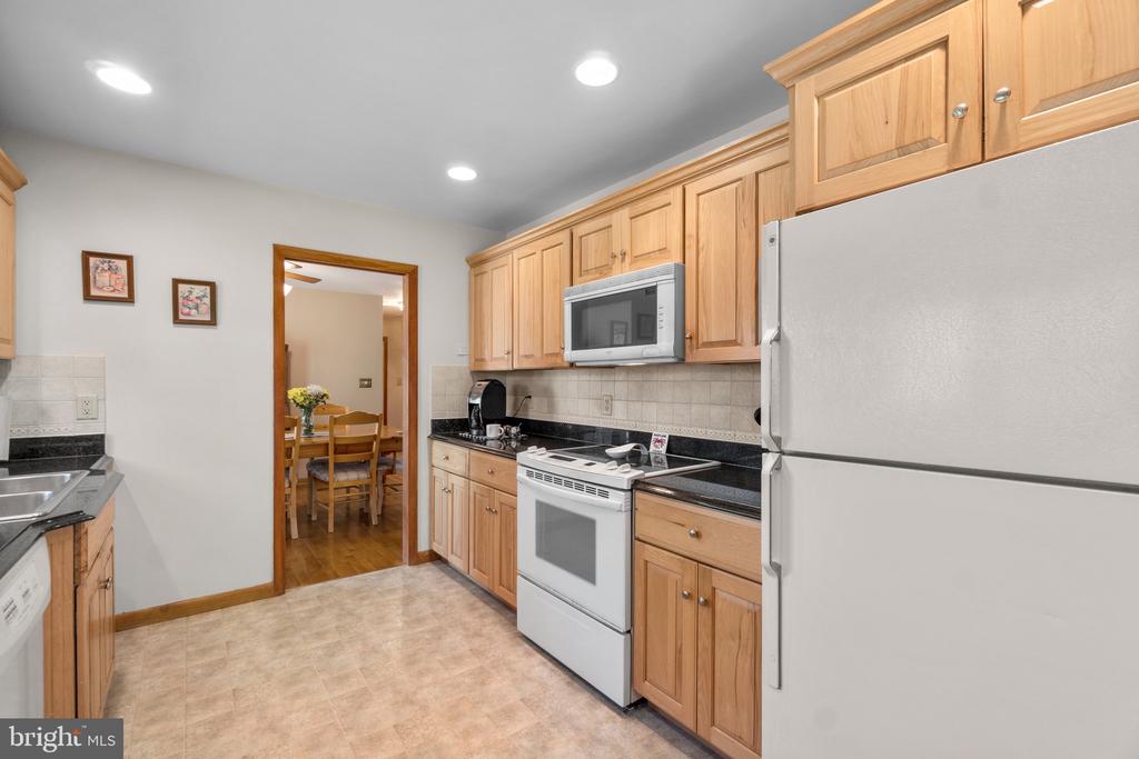 8008 Meadowview Dr