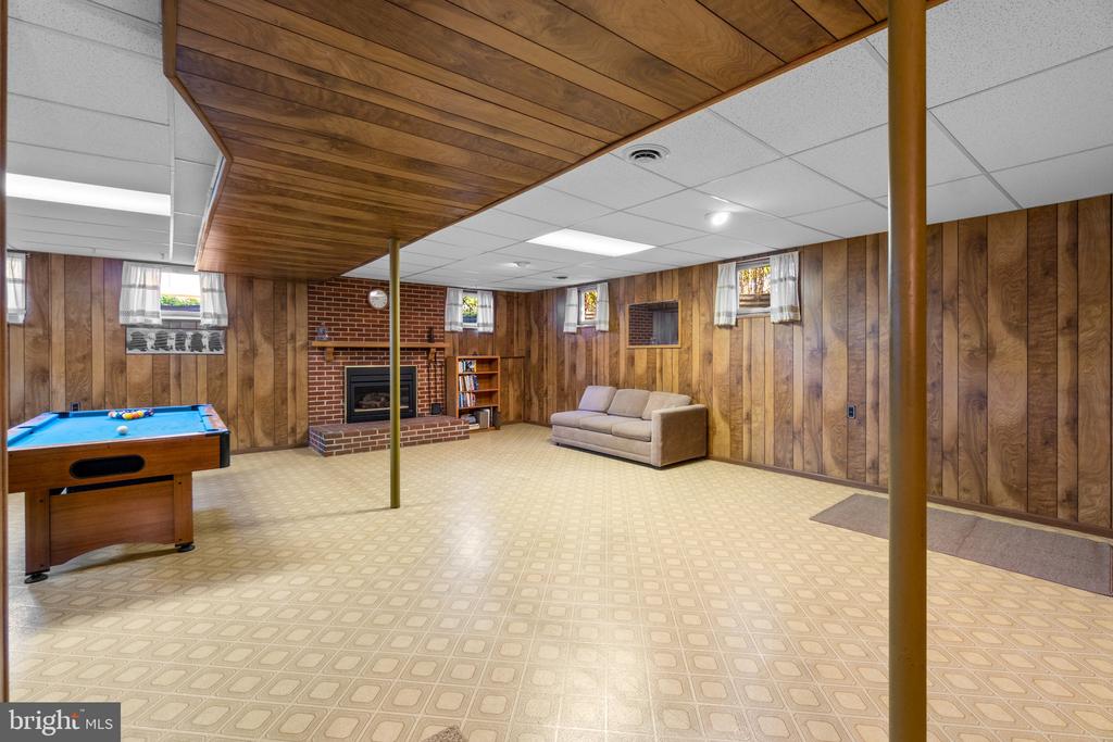 8008 Meadowview Dr