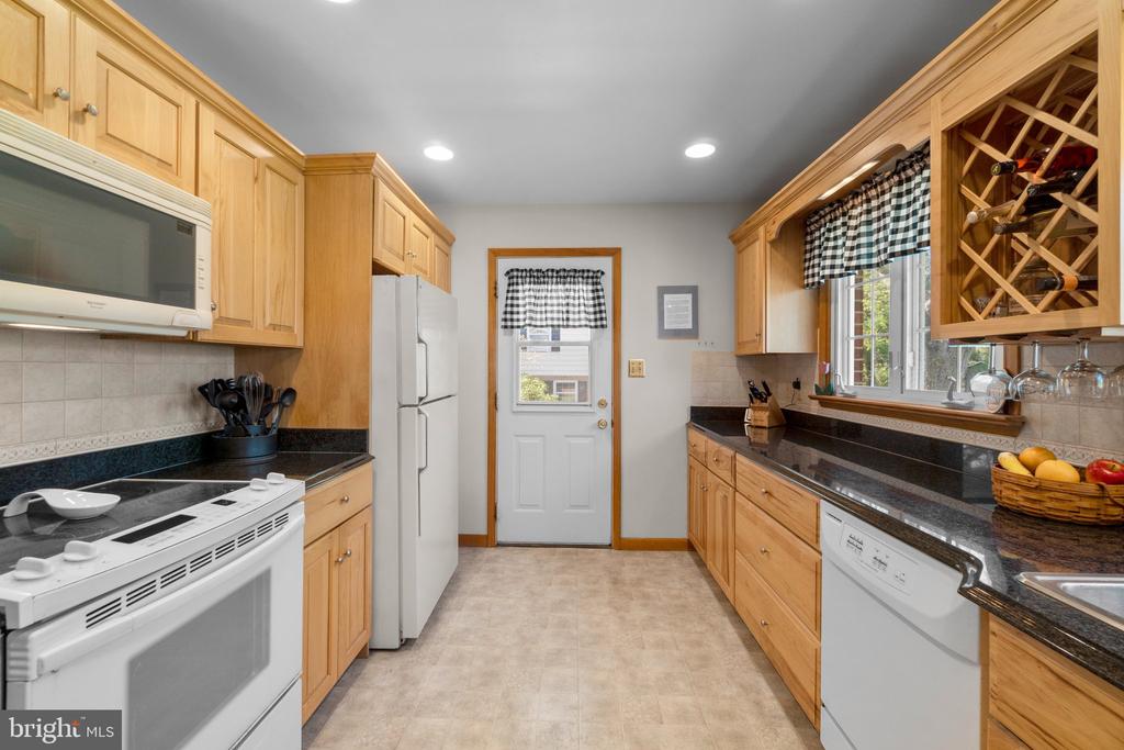 8008 Meadowview Dr