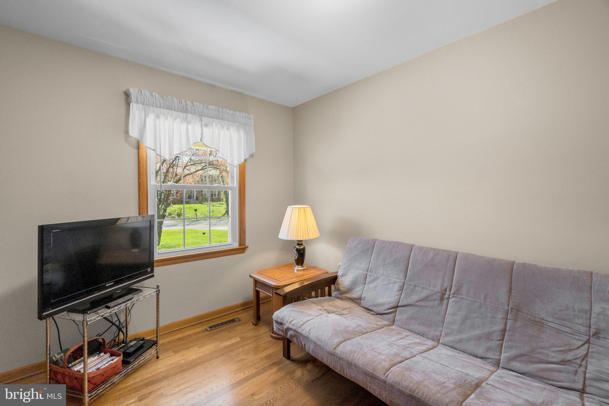 8008 Meadowview Dr