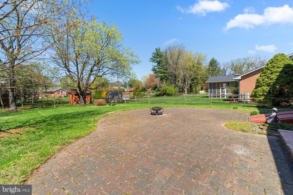 8008 Meadowview Dr