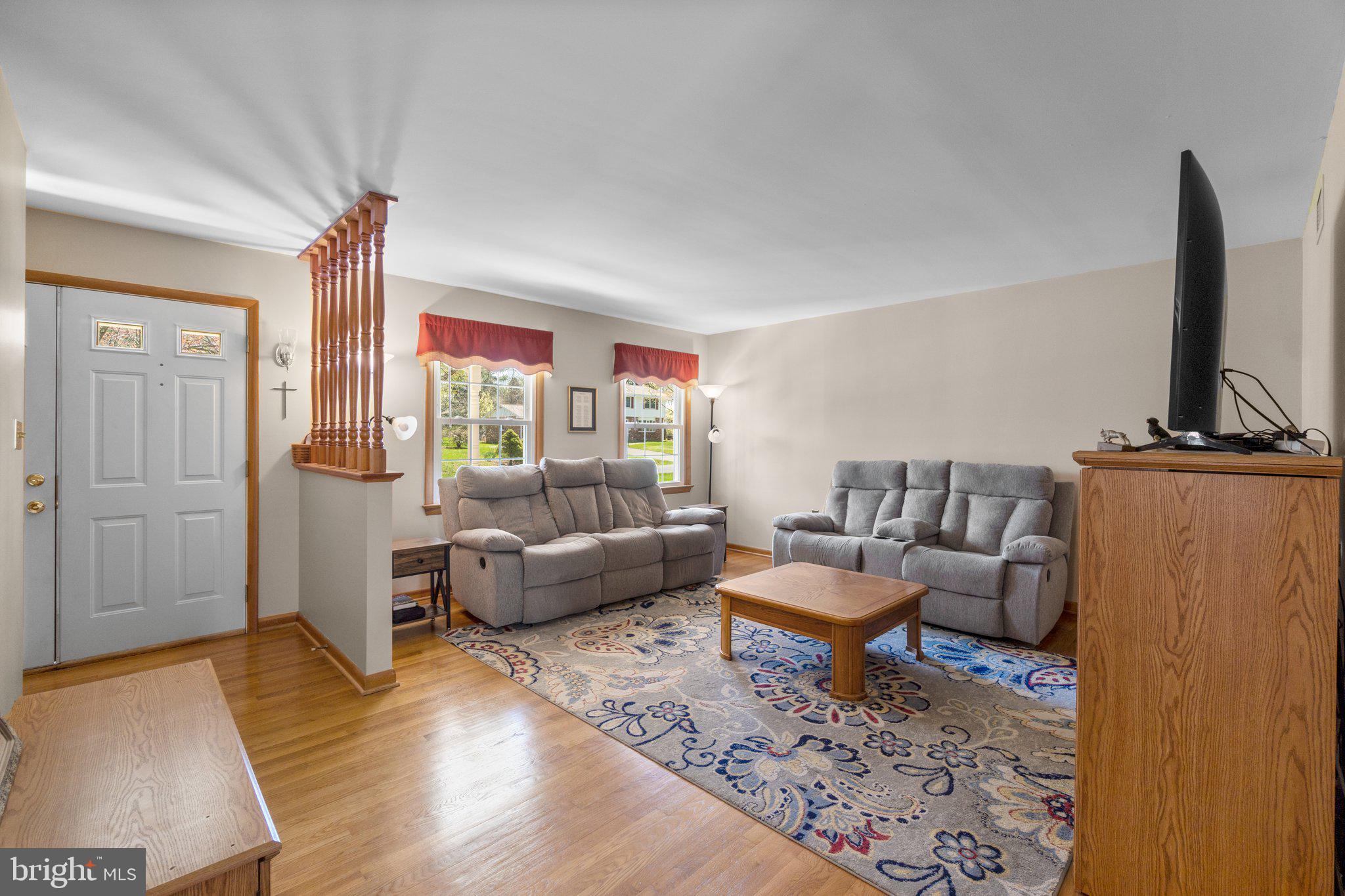 8008 Meadowview Dr