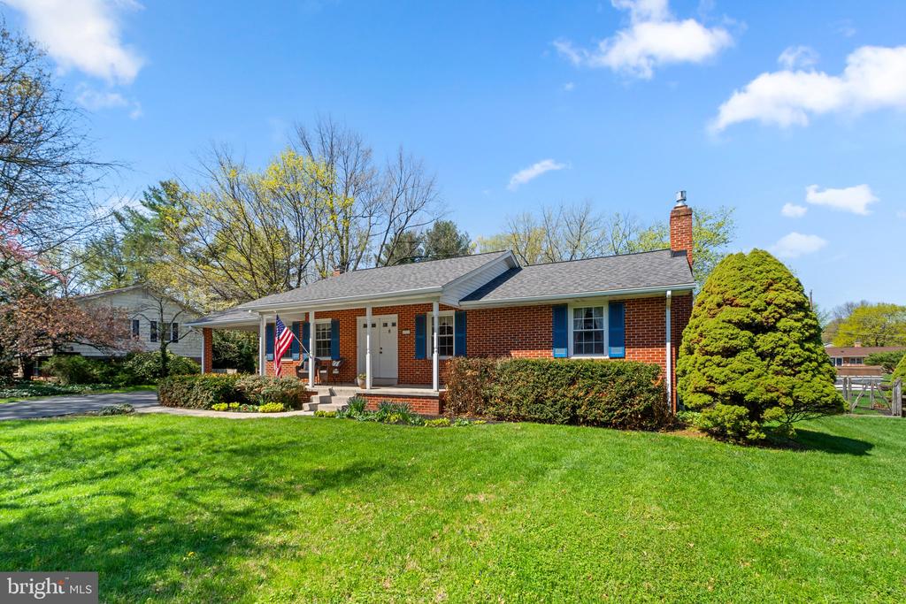 8008 Meadowview Dr