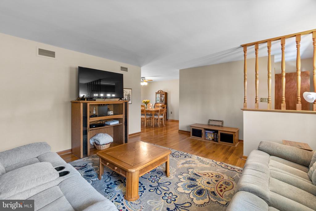 8008 Meadowview Dr