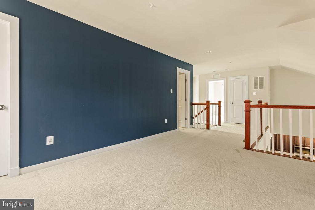 1112 SAXTON DRIVE