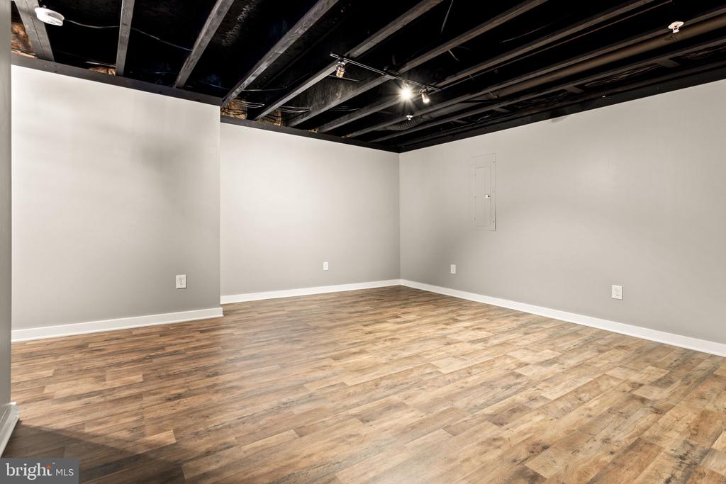 1112 SAXTON DRIVE