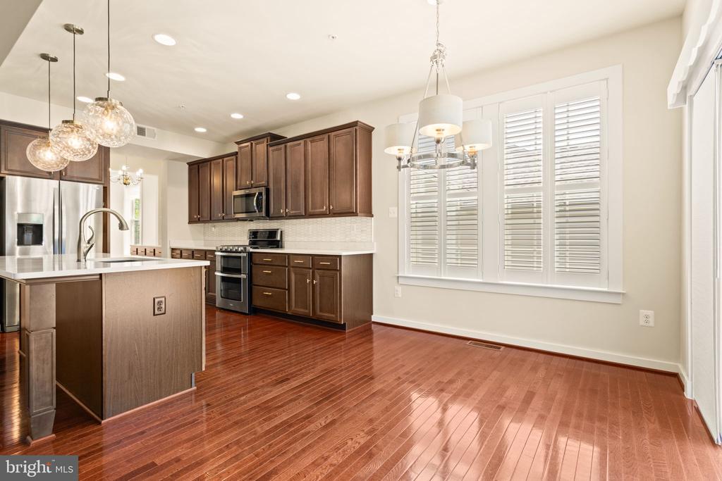 1112 SAXTON DRIVE