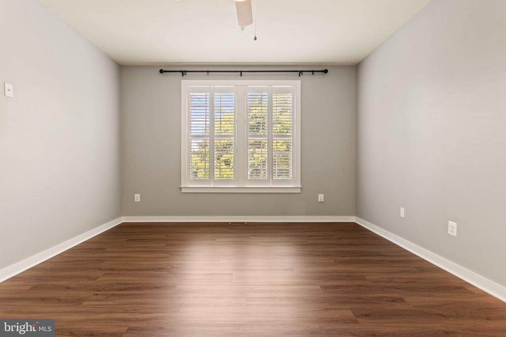 1112 SAXTON DRIVE