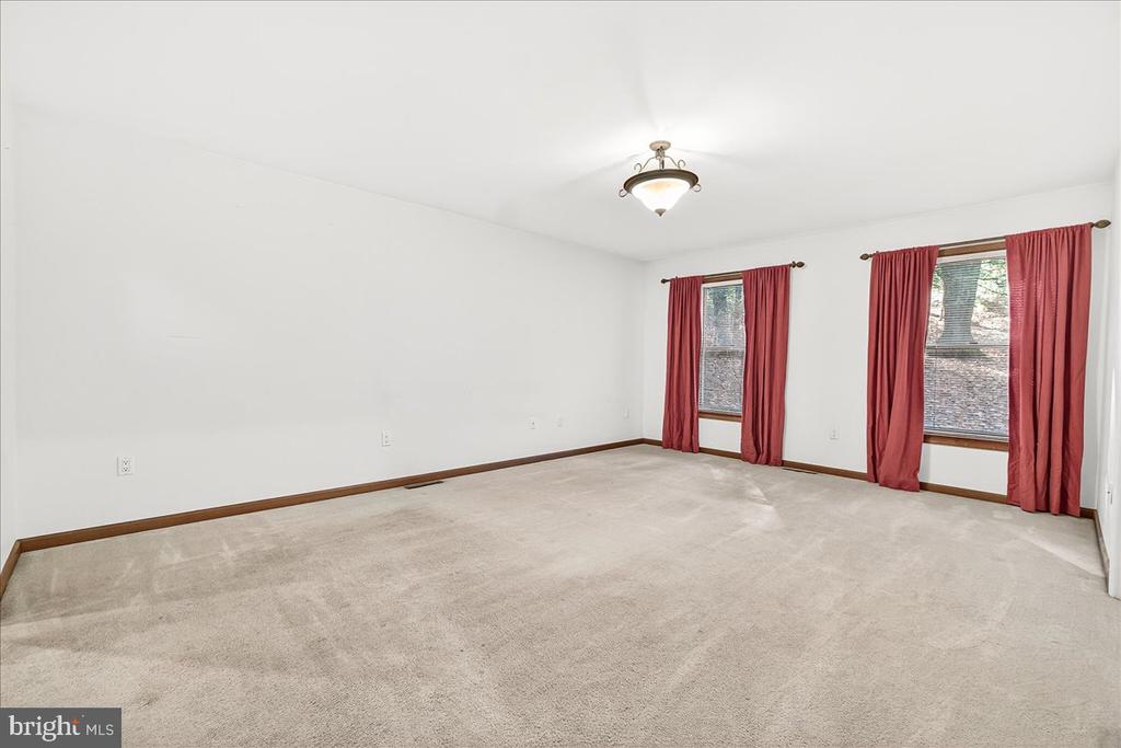 19 WHITE PINE DRIVE
