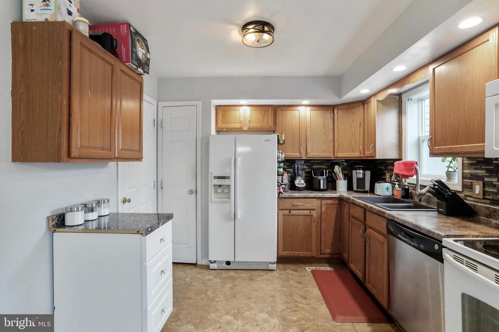 8779 KINGS ROAD
