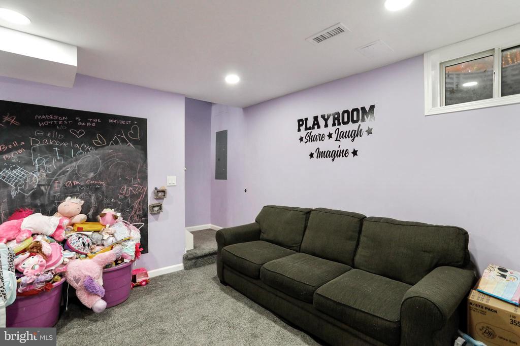 8779 KINGS ROAD