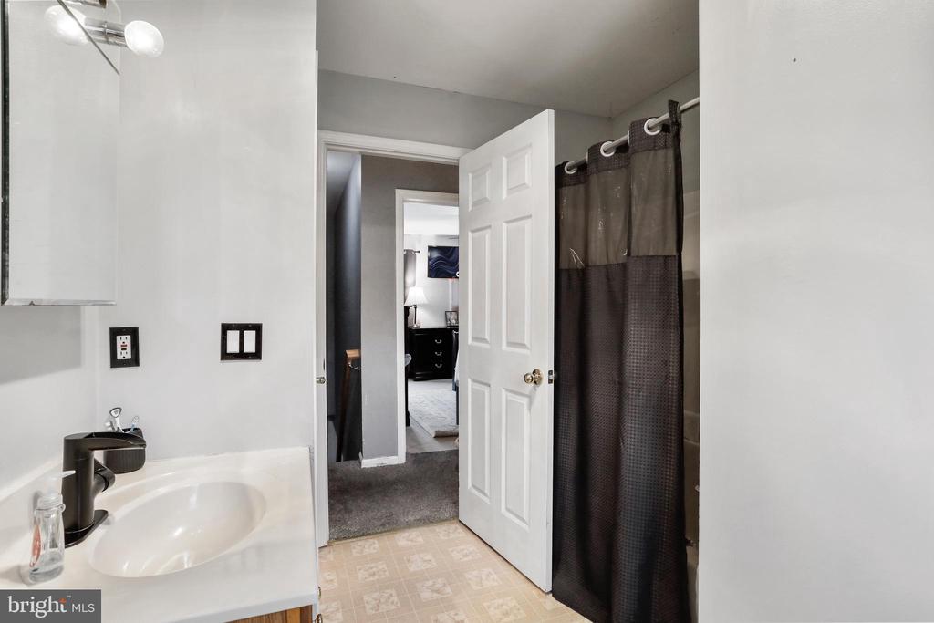 8779 KINGS ROAD