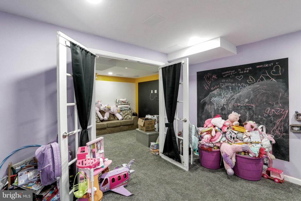 8779 KINGS ROAD
