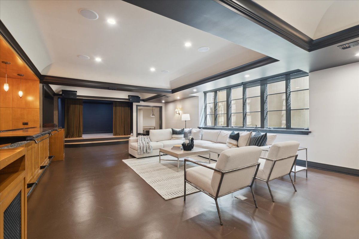 261 E Onwentsia Road