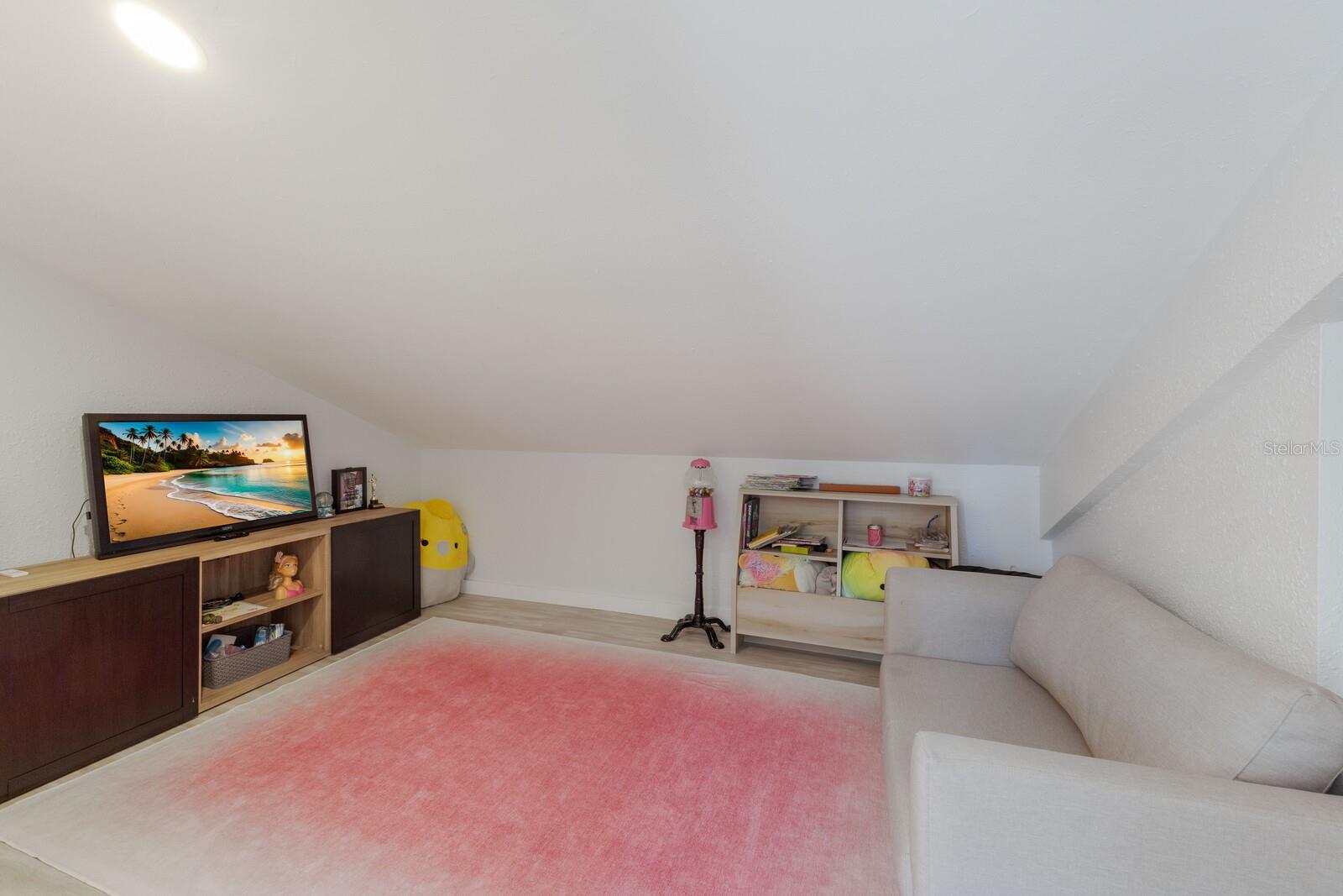 1211 N VIEW DR