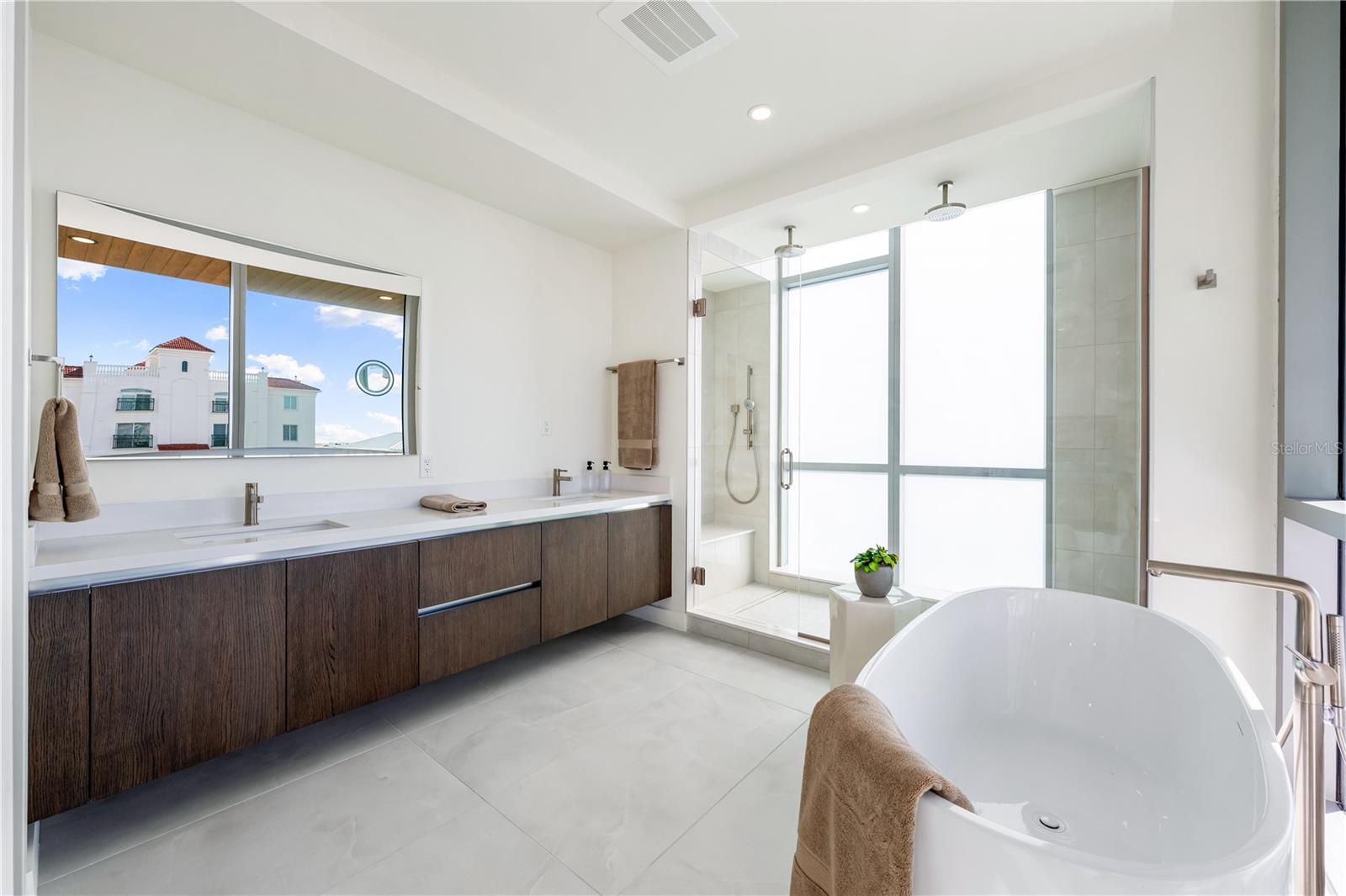 111 GOLDEN GATE PT #401