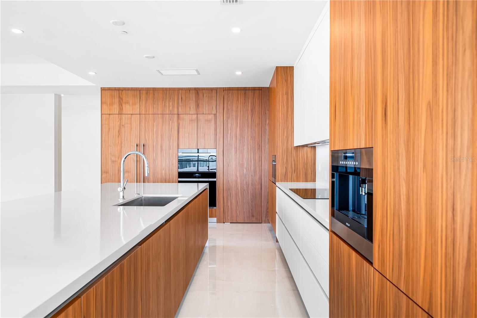111 GOLDEN GATE PT #701PH