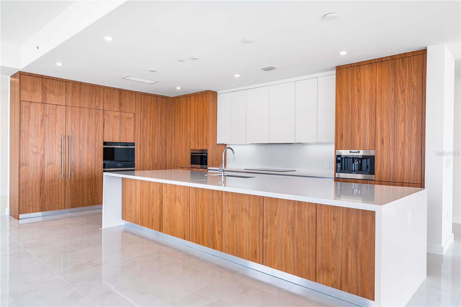 111 GOLDEN GATE PT #701PH