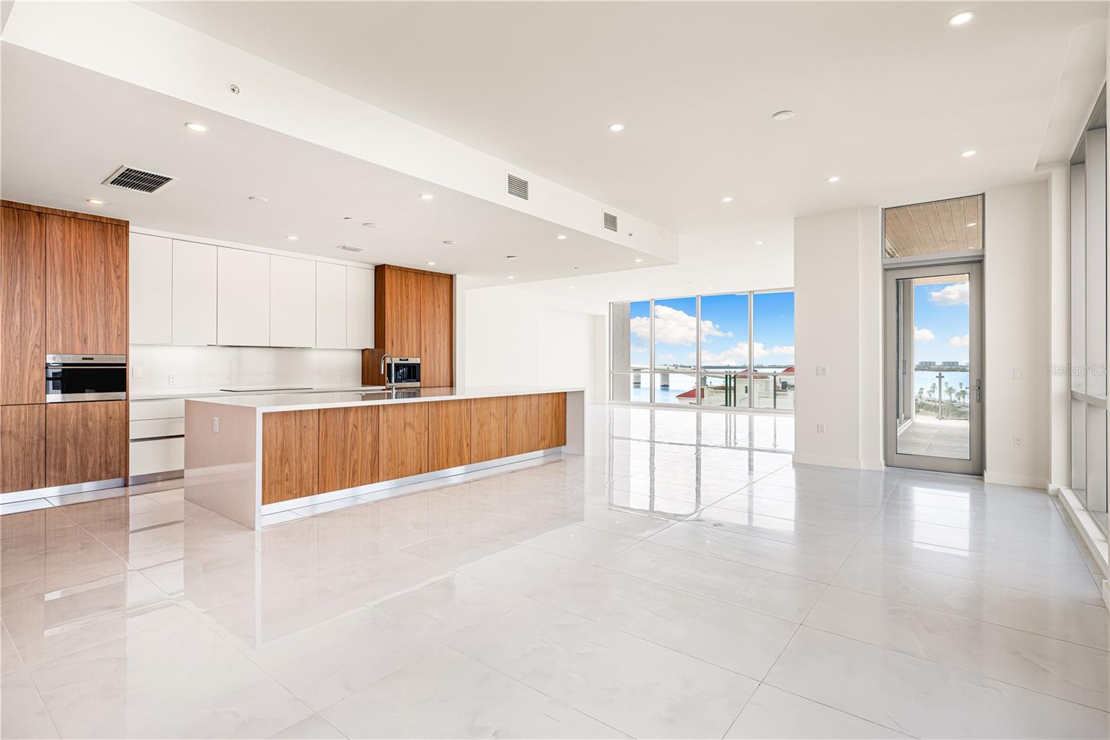 111 GOLDEN GATE PT #701PH