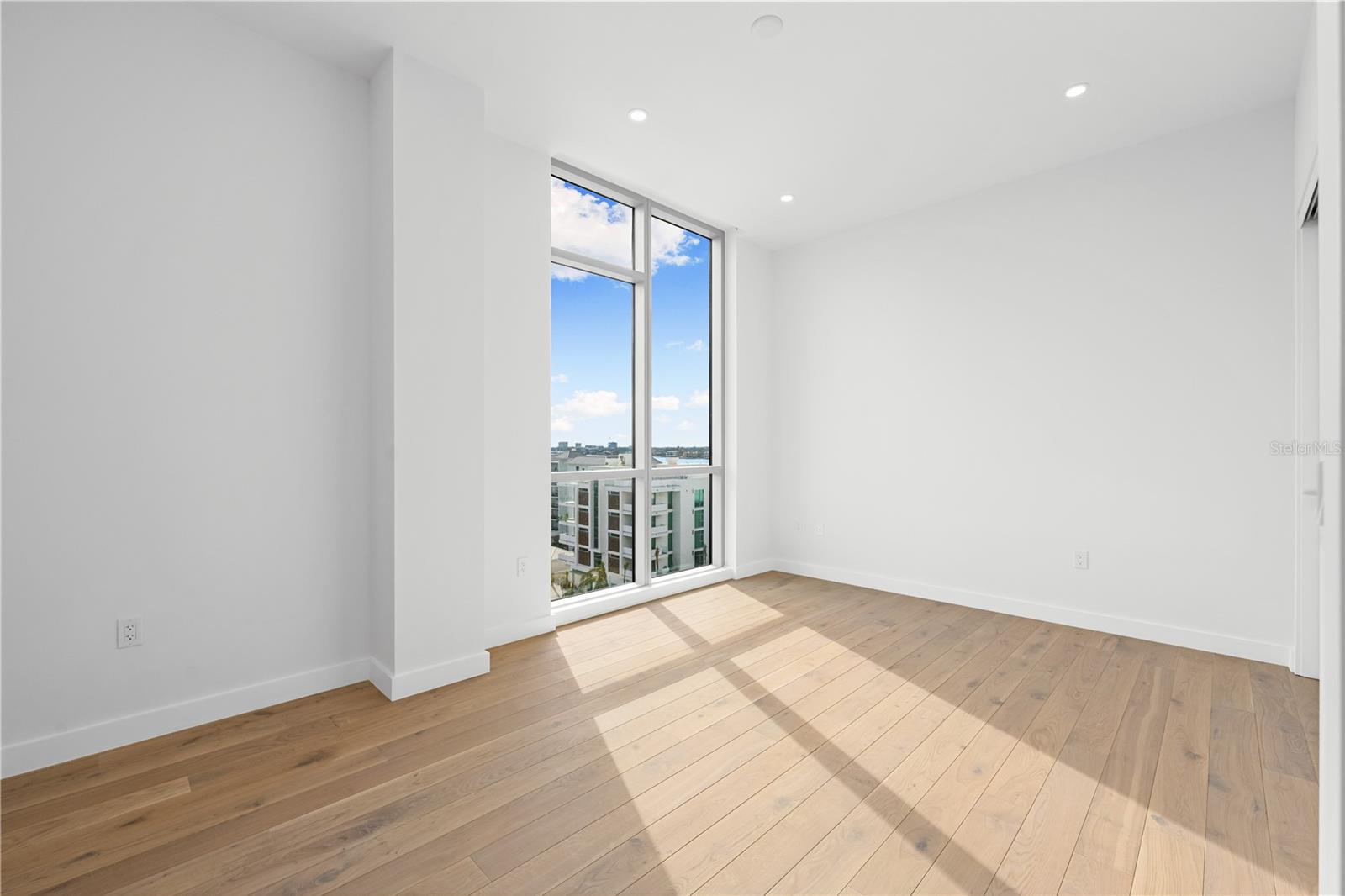 111 GOLDEN GATE PT #701PH