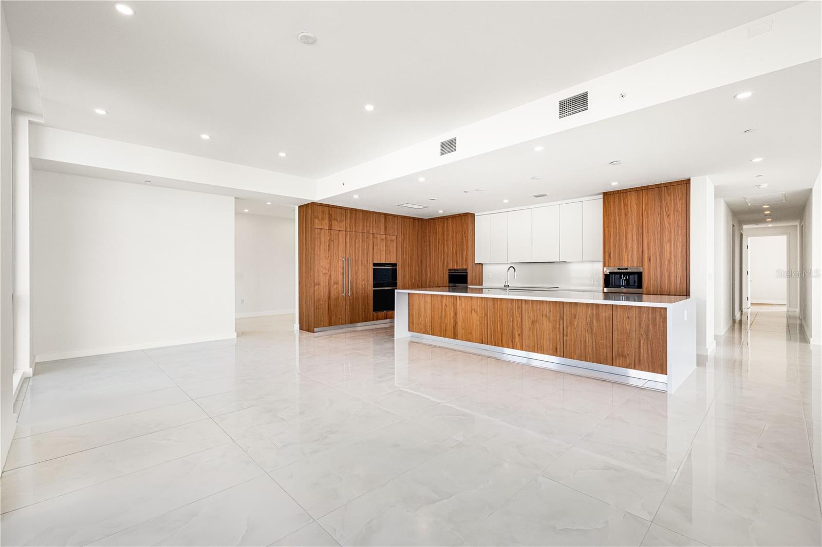 111 GOLDEN GATE PT #701PH