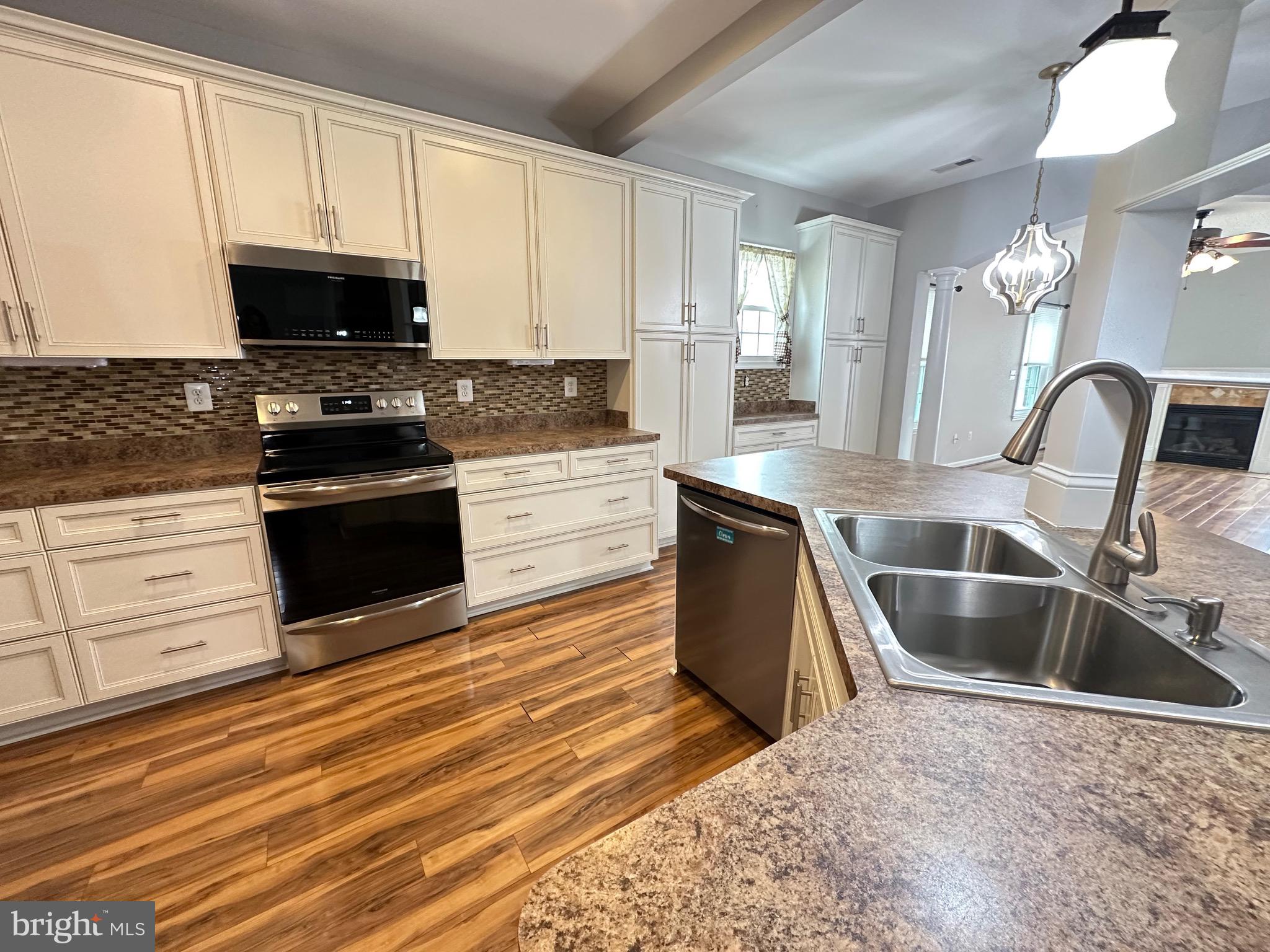 6504 FEATHER EDGE COURT