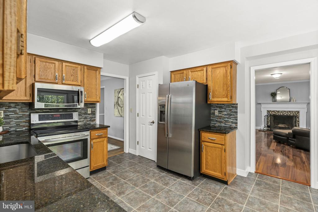4406 HILLTOP COURT