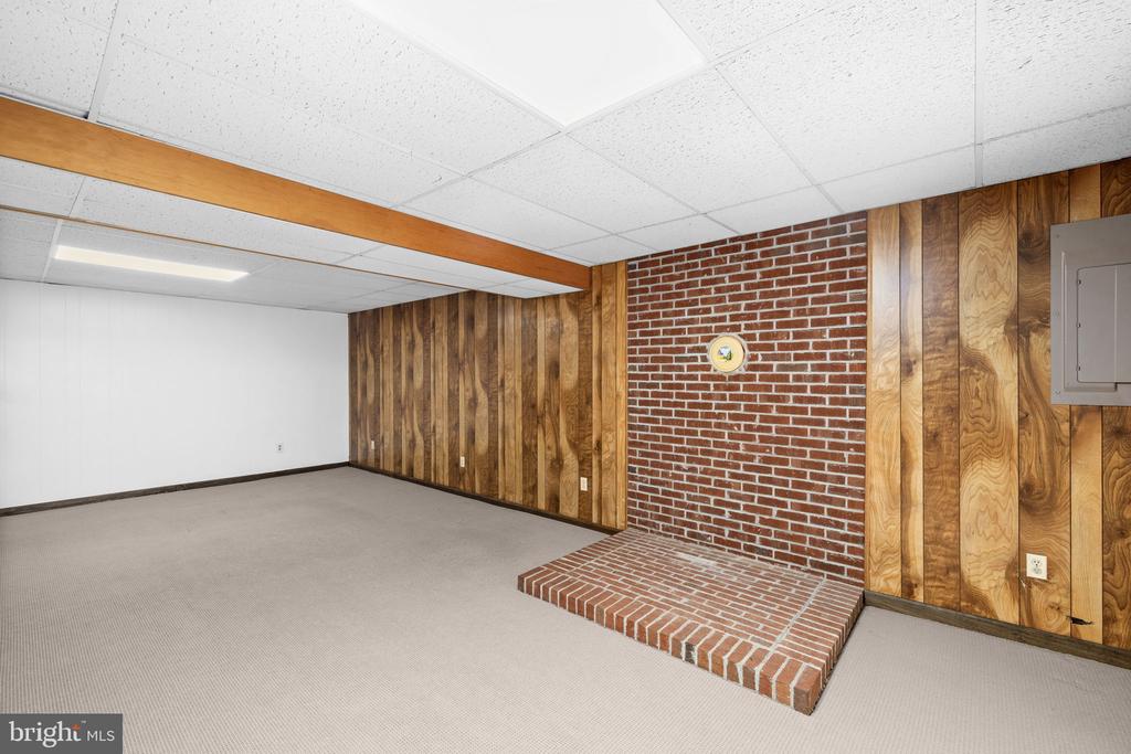 4406 HILLTOP COURT
